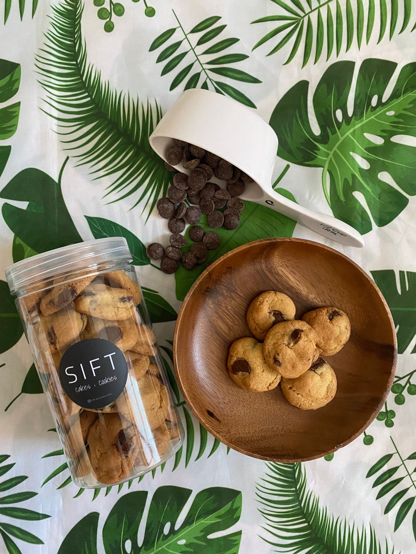 mini chocolate chip cookies - 1 can
